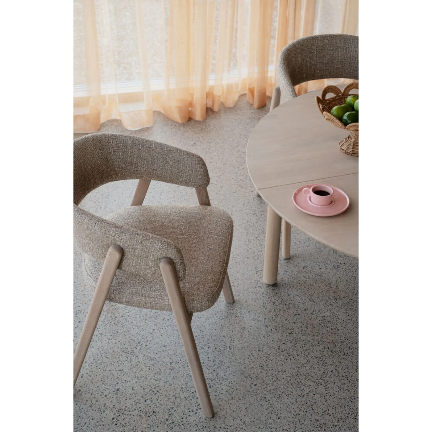 Barnaby-nojatuoli, tumma beige/valkopestyt jalat - Image 5
