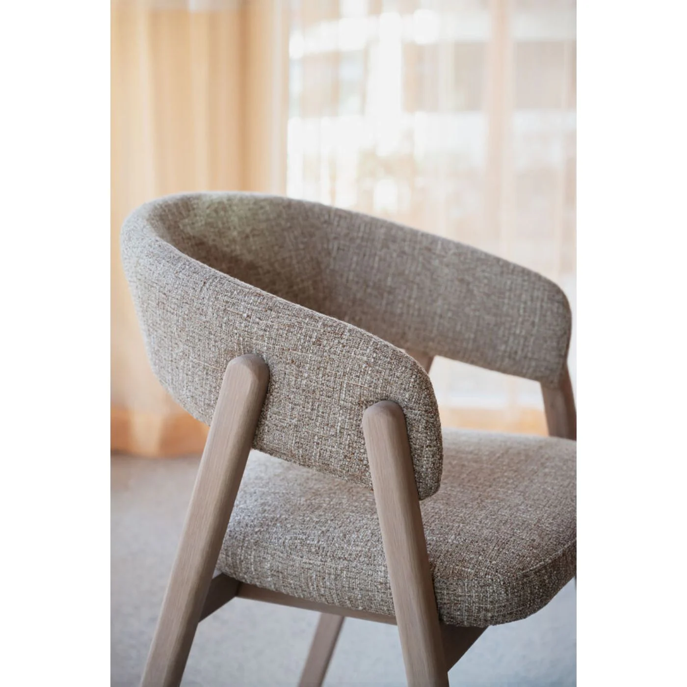 Barnaby-nojatuoli, tumma beige/valkopestyt jalat - Image 6