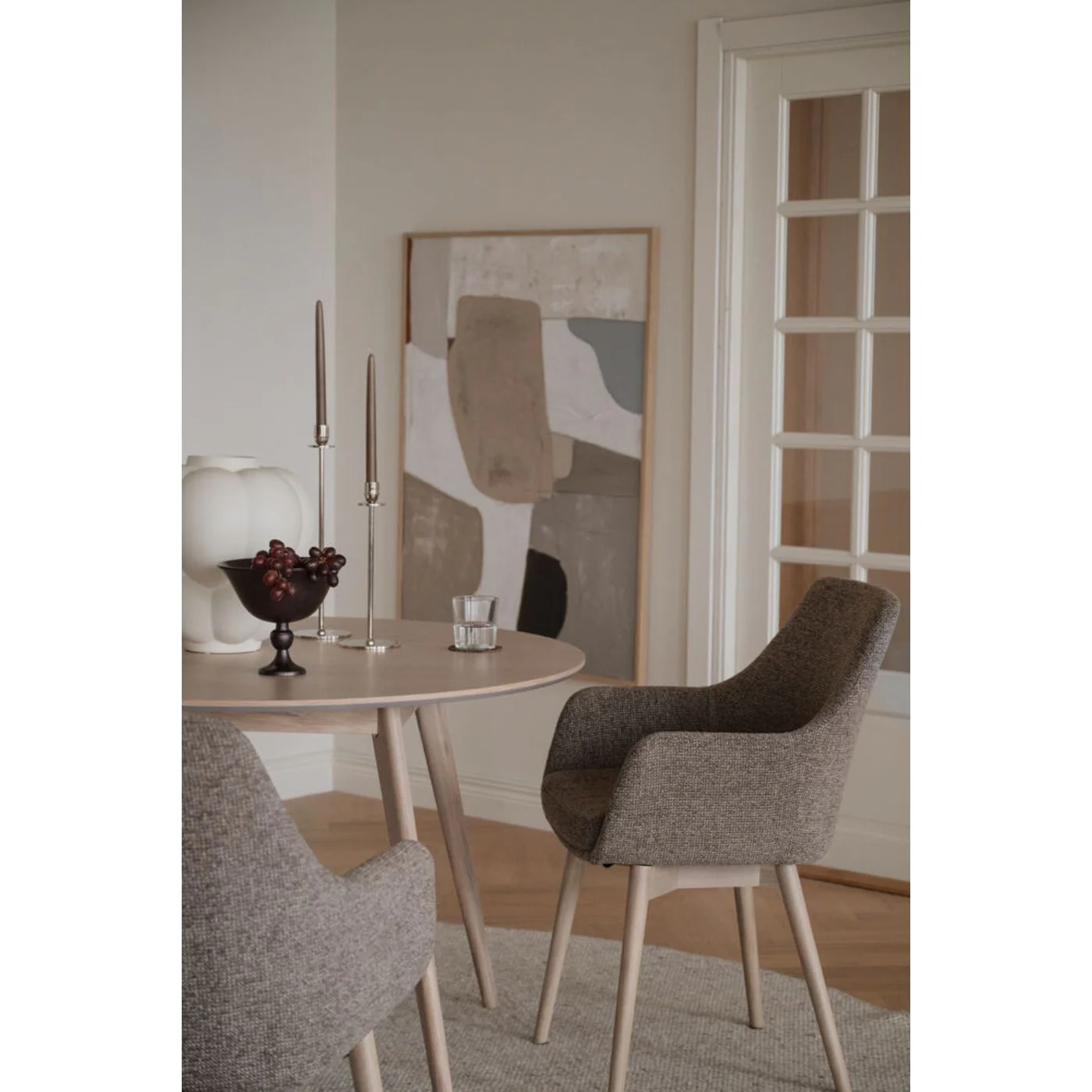 Denley-nojatuoli, tumma beige kangas/valkopestyt tammijalat - Image 2