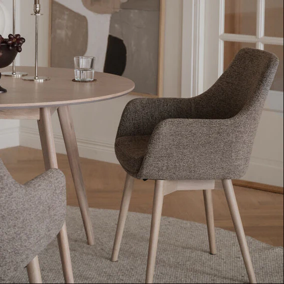 Denley-nojatuoli, tumma beige kangas/valkopestyt tammijalat - Image 3