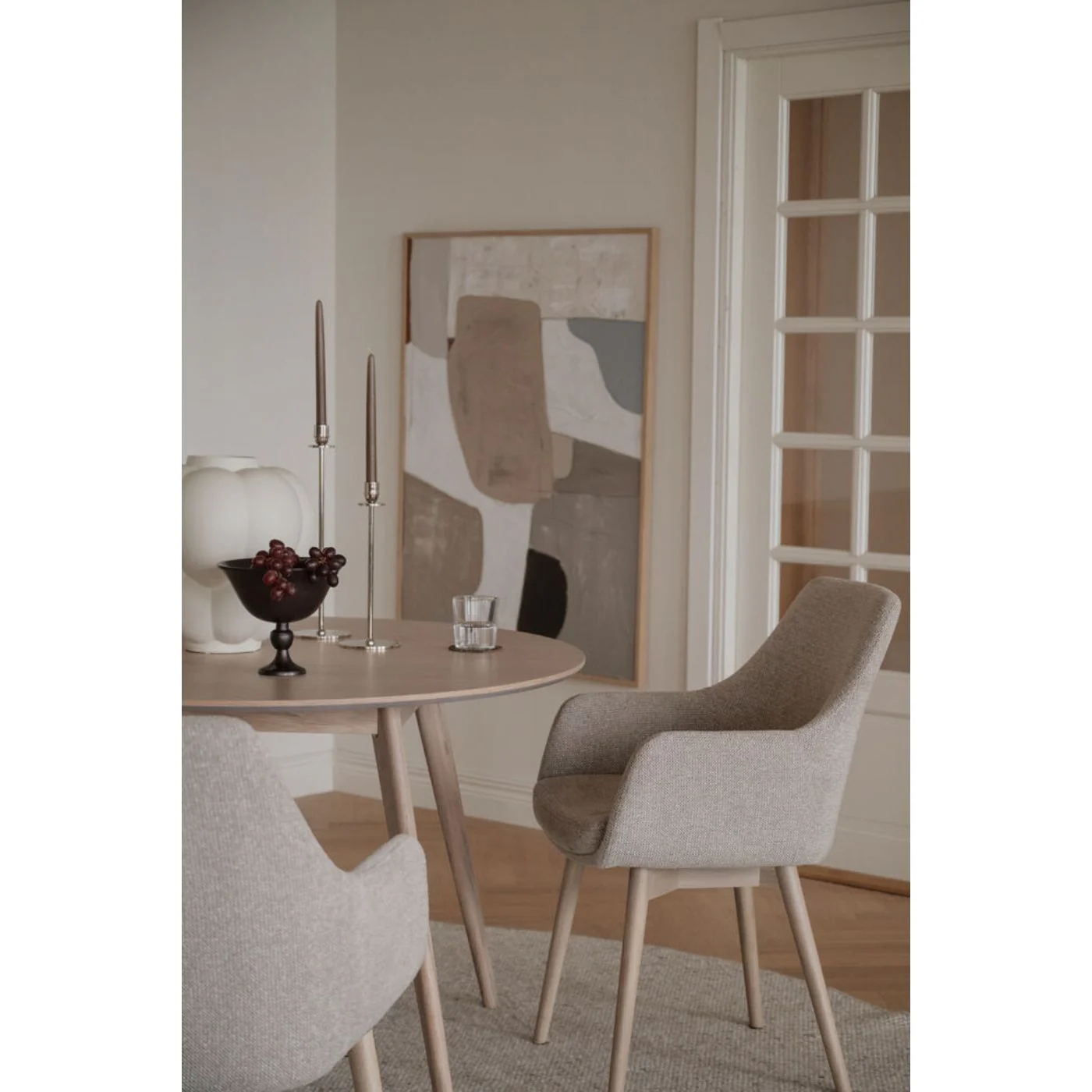 Denley-nojatuoli, vaalea beige kangas/valkopestyt tammijalat - Image 2