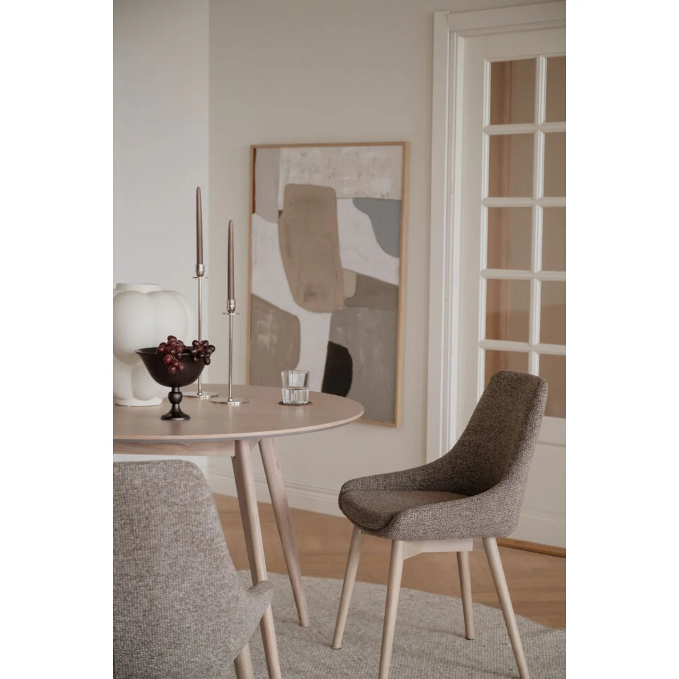 Denley-tuoli, tumma beige kangas/valkopestyt tammijalat - Image 3