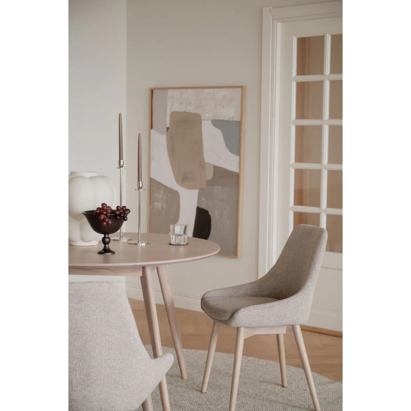 Denley-tuoli, vaalea beige kangas/valkopestyt tammijalat - Image 3