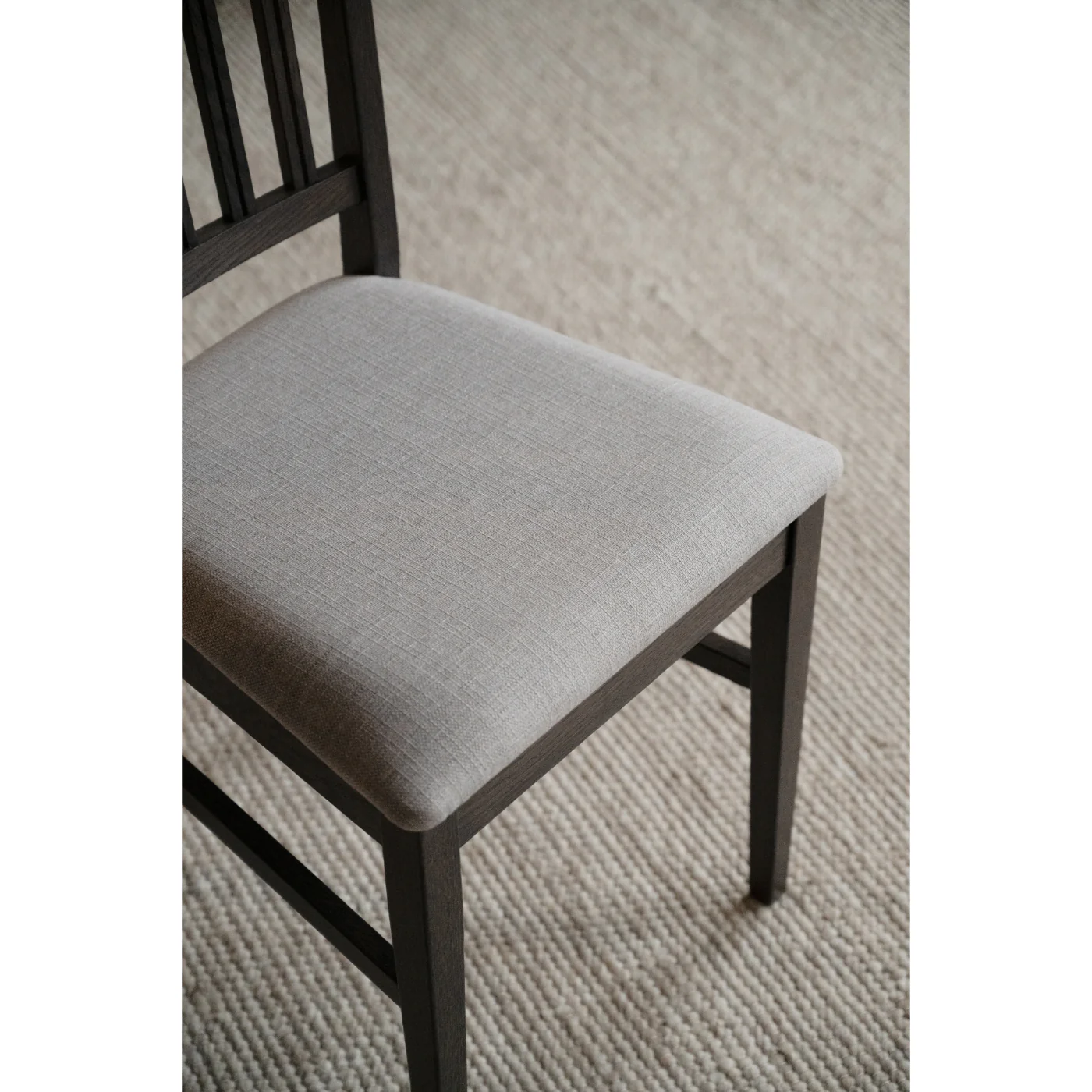 Filippa-tuoli, tummanruskea tammi / beige kangasistuin - Image 9